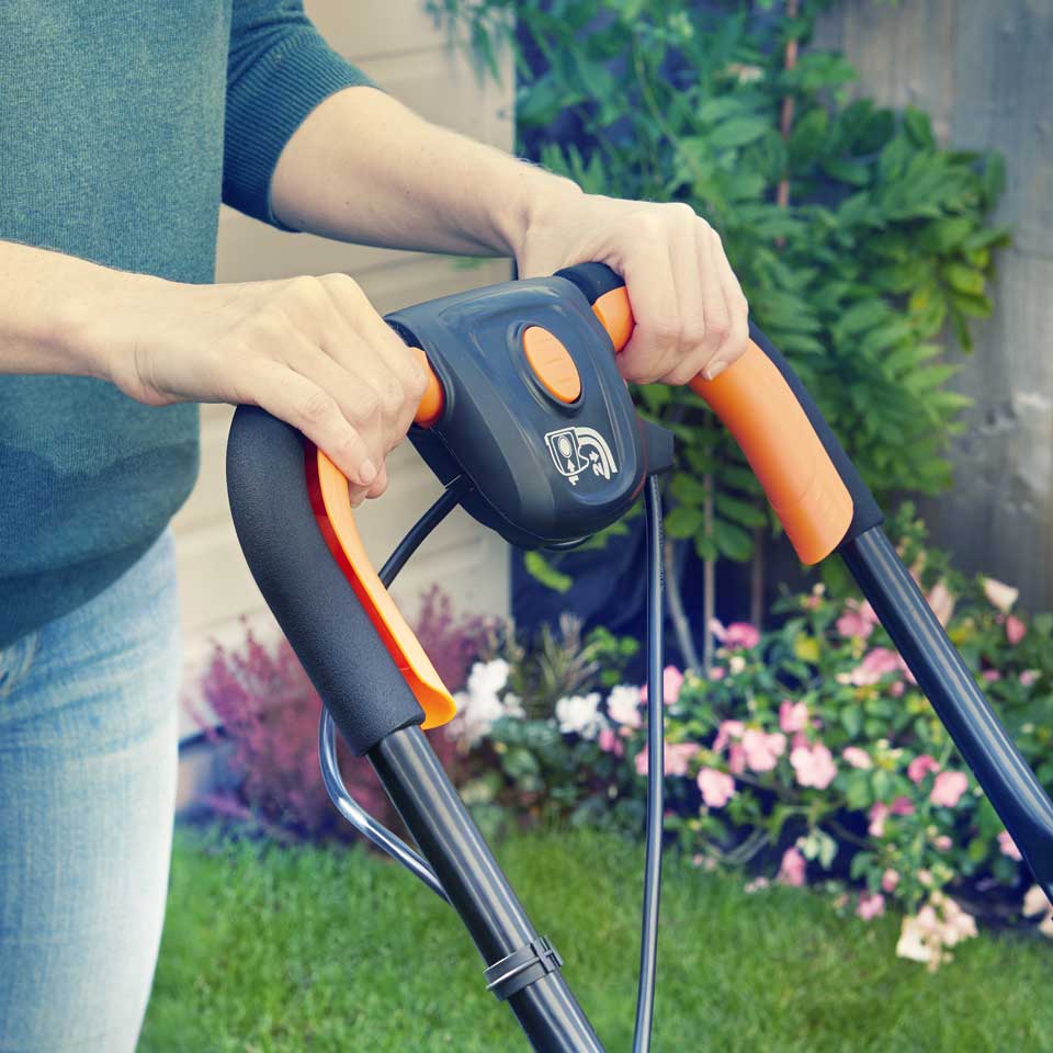 LawnMaster 1600W 33cm | Hover Mower Non Collect - Image 5
