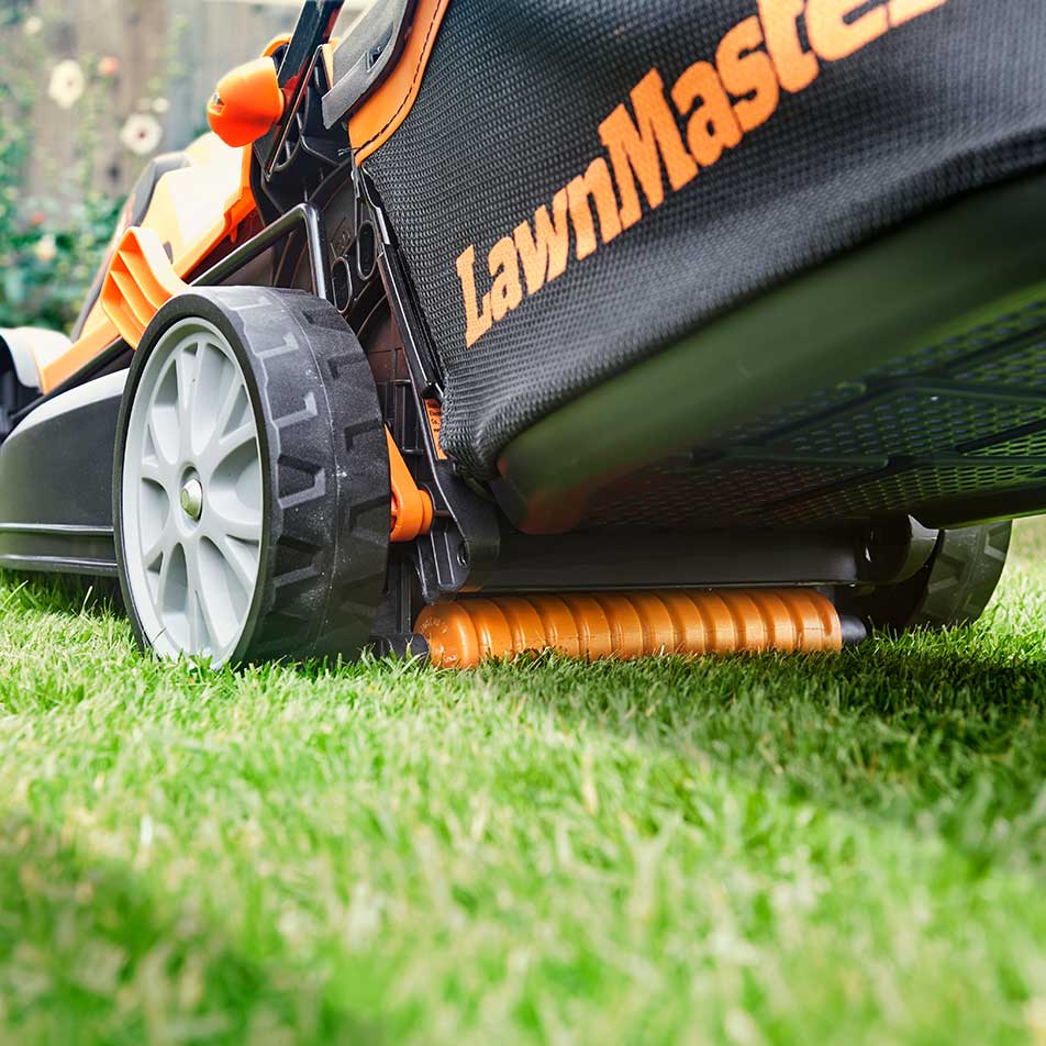 LawnMaster MX 24V 34cm | Cordless Lawn Mower with Spare Battery - Image 3