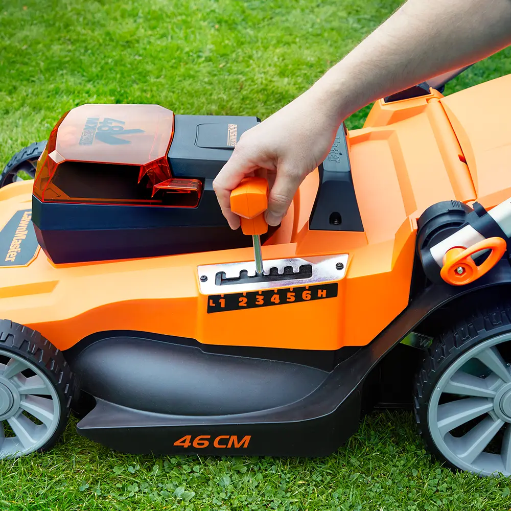 LawnMaster 48V 46cm | Cordless Lawn Mower with Spare Batteries - Image 4